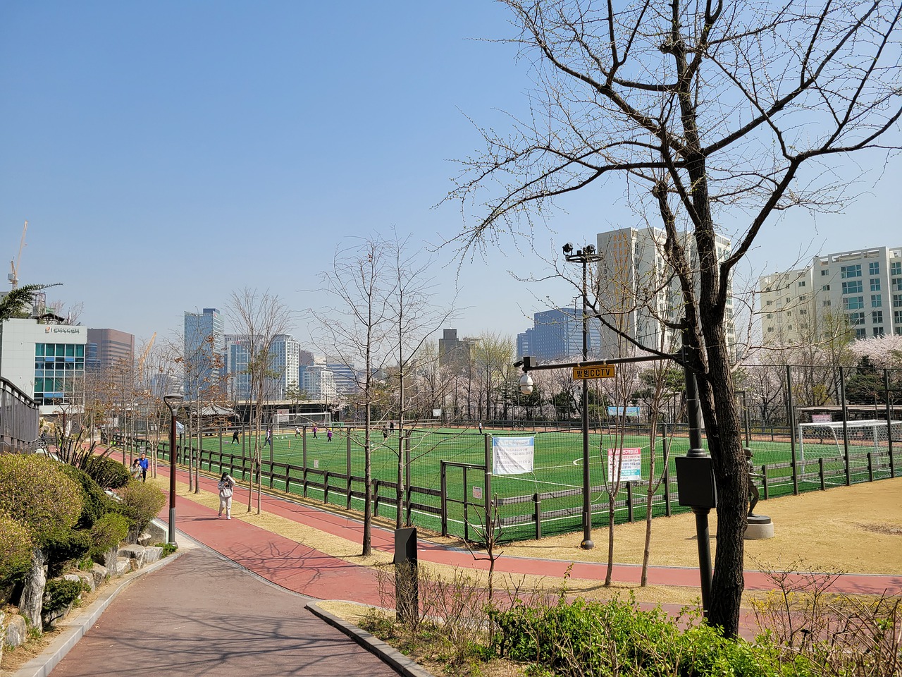 以此来消除